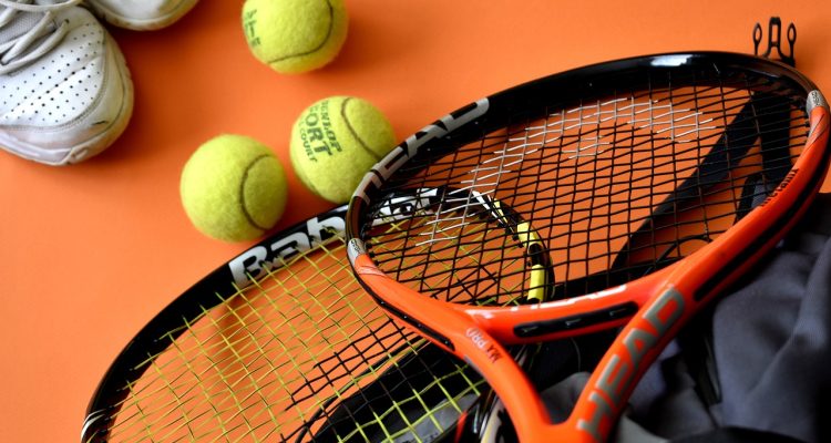 découvrez notre guide complet pour sélectionner la raquette de tennis idéale qui correspond à votre style de jeu. explorez les différents types, matériaux et technologies pour optimiser votre performance sur le court.