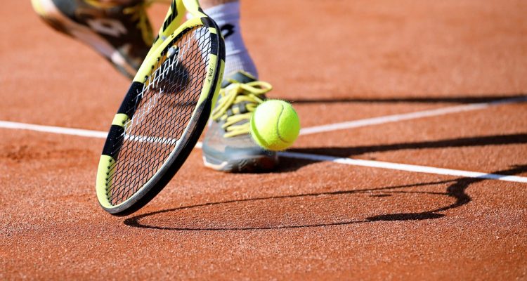 découvrez l'univers fascinant du tennis : ses règles, ses joueurs légendaires, les tournois majeurs et comment débuter ce sport passionnant. plongez dans l'aventure tennistique et améliorez votre technique sur le court !